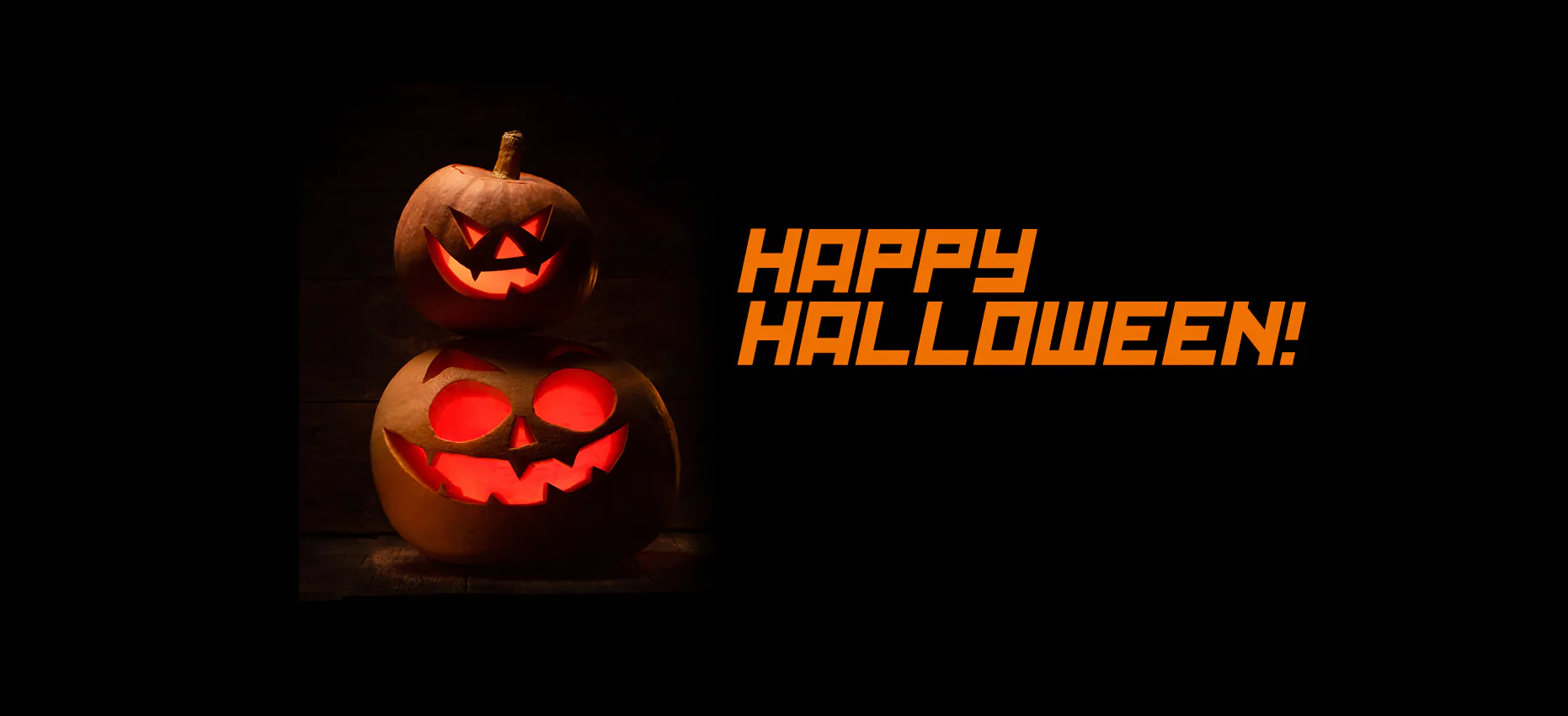 Happy Halloween! Zwei geschnitzte, leuchtende Kürbisse