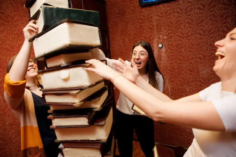 Spielerinnen stapeln Bücher in einer Bibliotheks-Mission