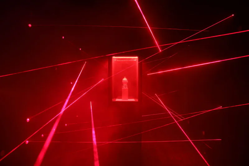 Laser-Raum mit roten Laserstrahlen, die das Team überwinden muss