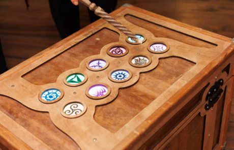 Mystisches Ritual mit Zauberstab auf geschnitzter Holzkiste