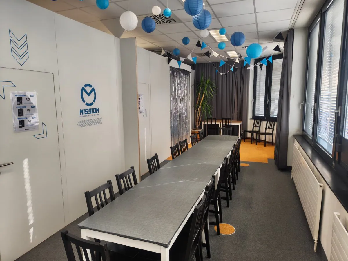 Partyraum bei MISSIONGAMES Linz mit langer Tafel, Lampions und MISSION-Logo